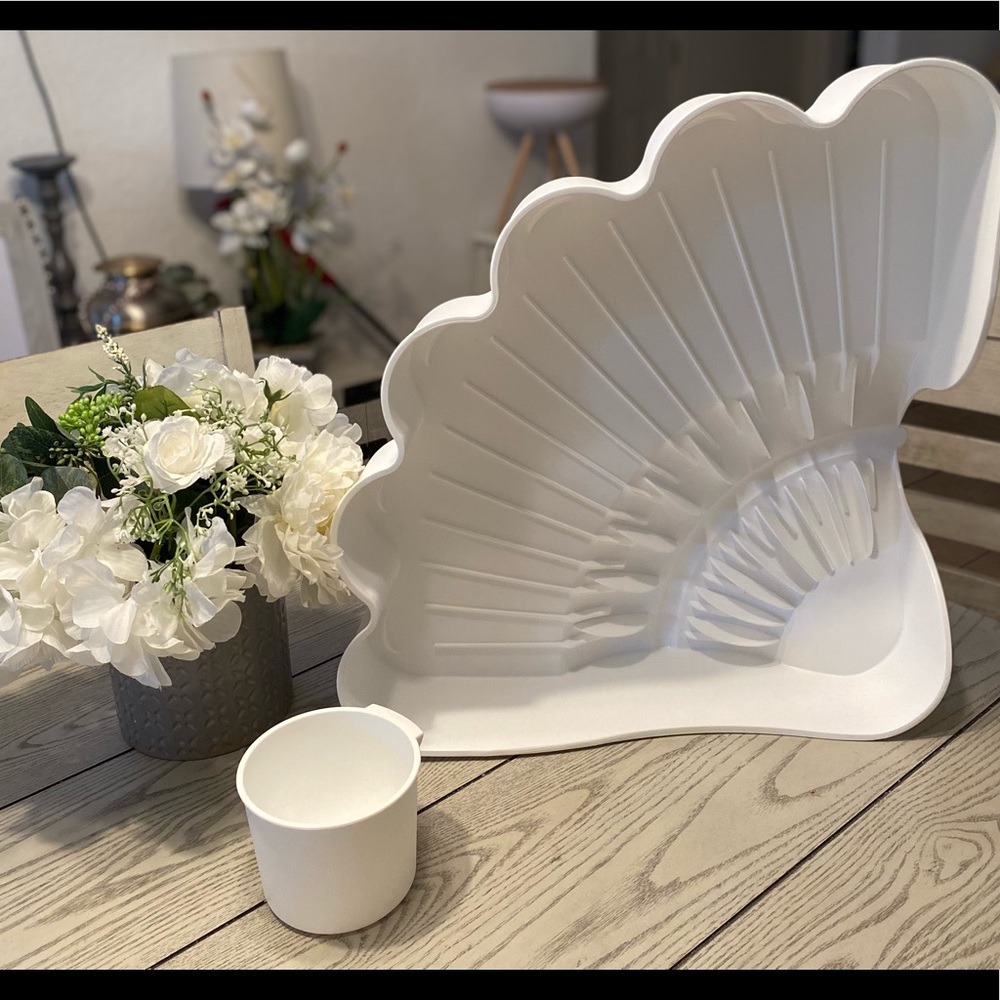 Tupperware.  Dish rack